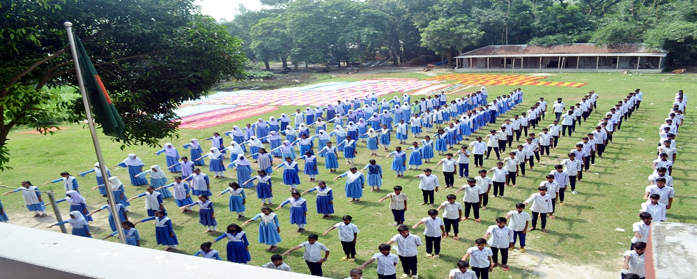 স্কুলের মাঠে শিক্ষার্থীদের অ্যাসেম্বলি